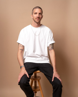 Leo-Constantin-Scheichenost-Creative-Consulting-Director-Lettering-Illustration-Freelancer-Pressefoto-Portrait 2 Leo-Constantin-Scheichenost-Creative-Director-Consultant-Entrepreneur