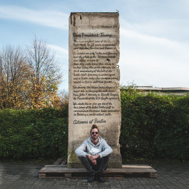 Leo-Constantin-Scheichenost-Creative-Director-Consulting-Lettering-Illustration-Freelancer-Lettering-Wall-Against-Walls-Anzeige-2 Leo-Constantin-Scheichenost-Creative-Director-Consultant-Entrepreneur