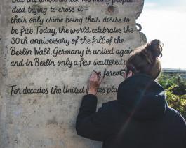 Leo-Constantin-Scheichenost-Creative-Director-Consulting-Lettering-Illustration-Freelancer-Lettering-Wall-Against-Walls-Anzeige-5 Leo-Constantin-Scheichenost-Creative-Director-Consultant-Entrepreneur