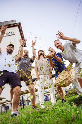 Leo-Constantin-Scheichenost-Creative-Director-Consulting-Markenaufbau-Branding-Lettering-Illustration-Brauton-Bier-Mit-Musikgeschmack-13 Leo-Constantin-Scheichenost-Creative-Director-Consultant-Entrepreneur